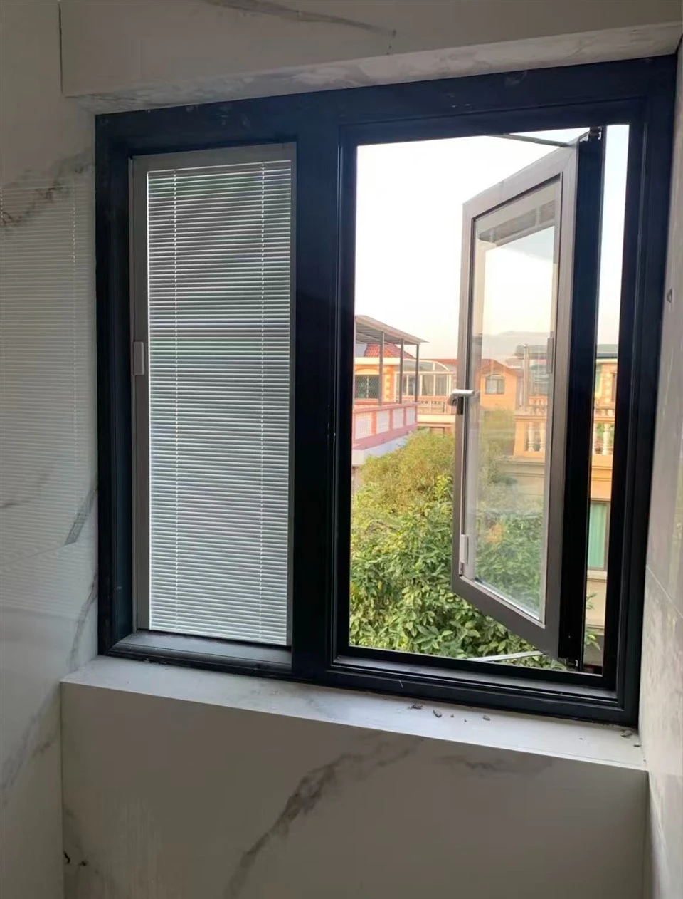 Fenêtre à persiennes en aluminium