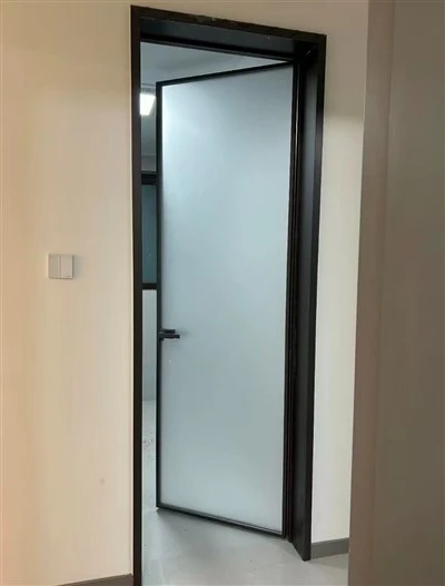 Porte en aluminium et verre dépoli